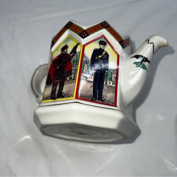 James Sadler England "The Tower of London" Teapot 1980's bone china Decorative. - Picture 2 of 5